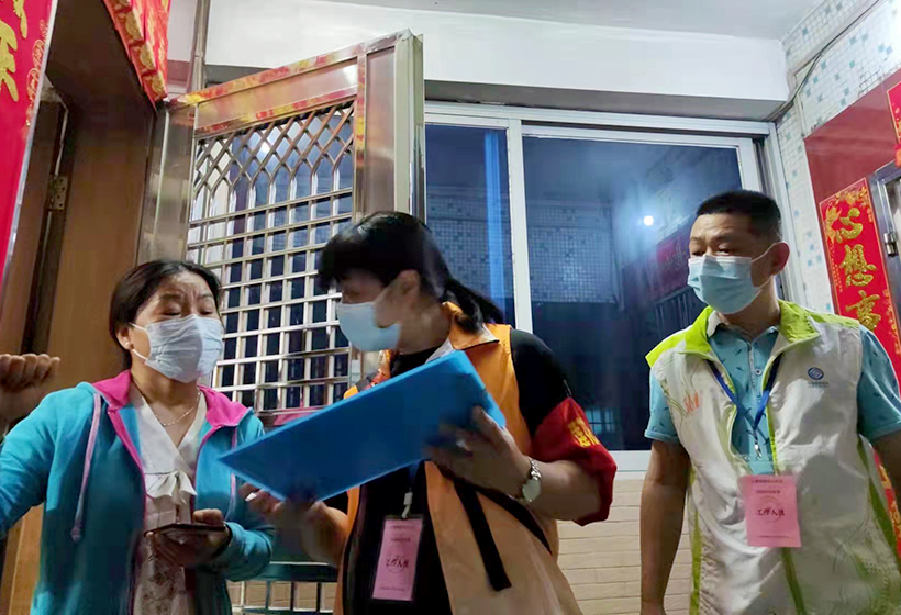 《中国家庭医生》杂志社党支部党员下沉基层支援社区疫情防控工作